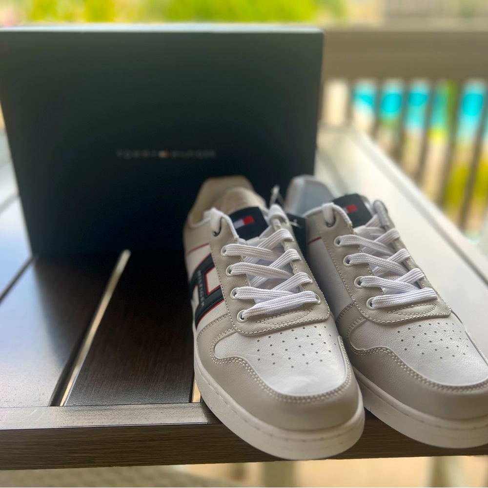 Absolutely BRAND NEW‼️ Mens size 9 Tommy Hilfinger white sneakers